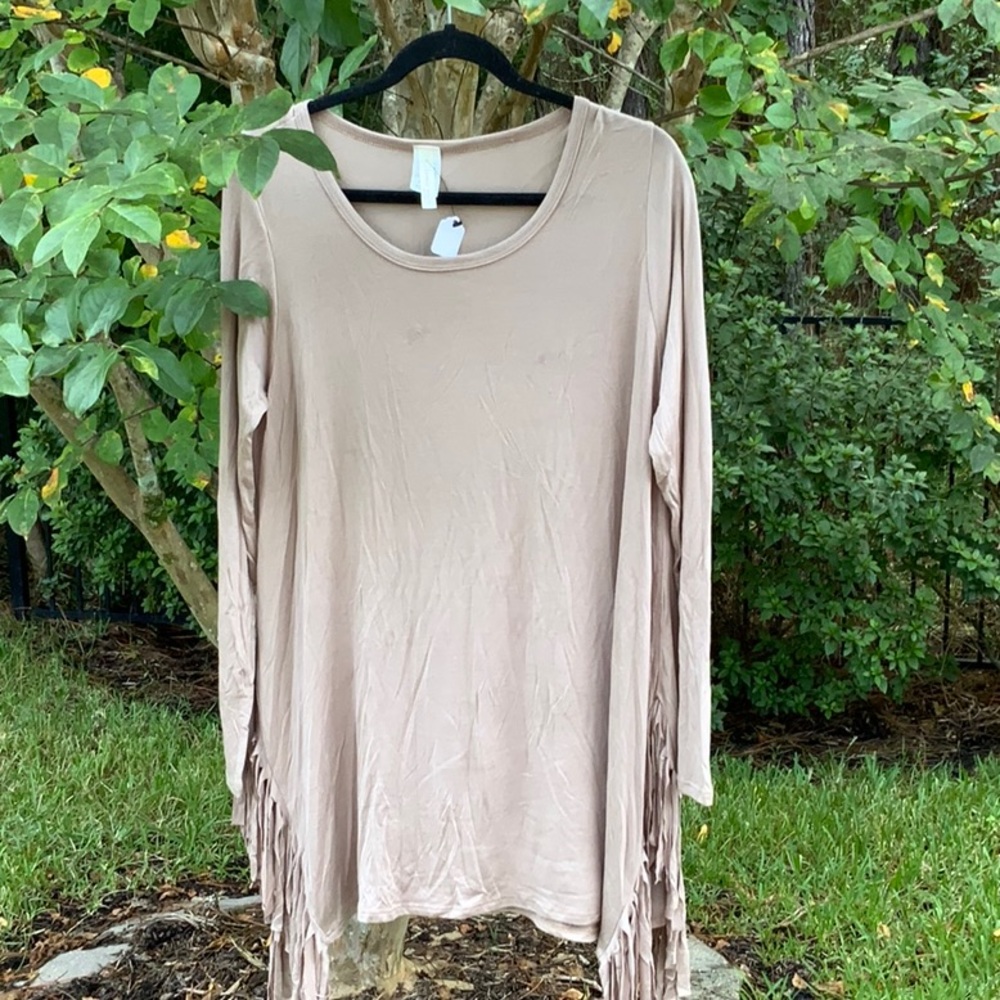 NEW WITH TAGS LOVELY SOULS LIGHTWEIGHT TUNIC TOP WITH SIDE FRINGE,,SIZE MEDIUM